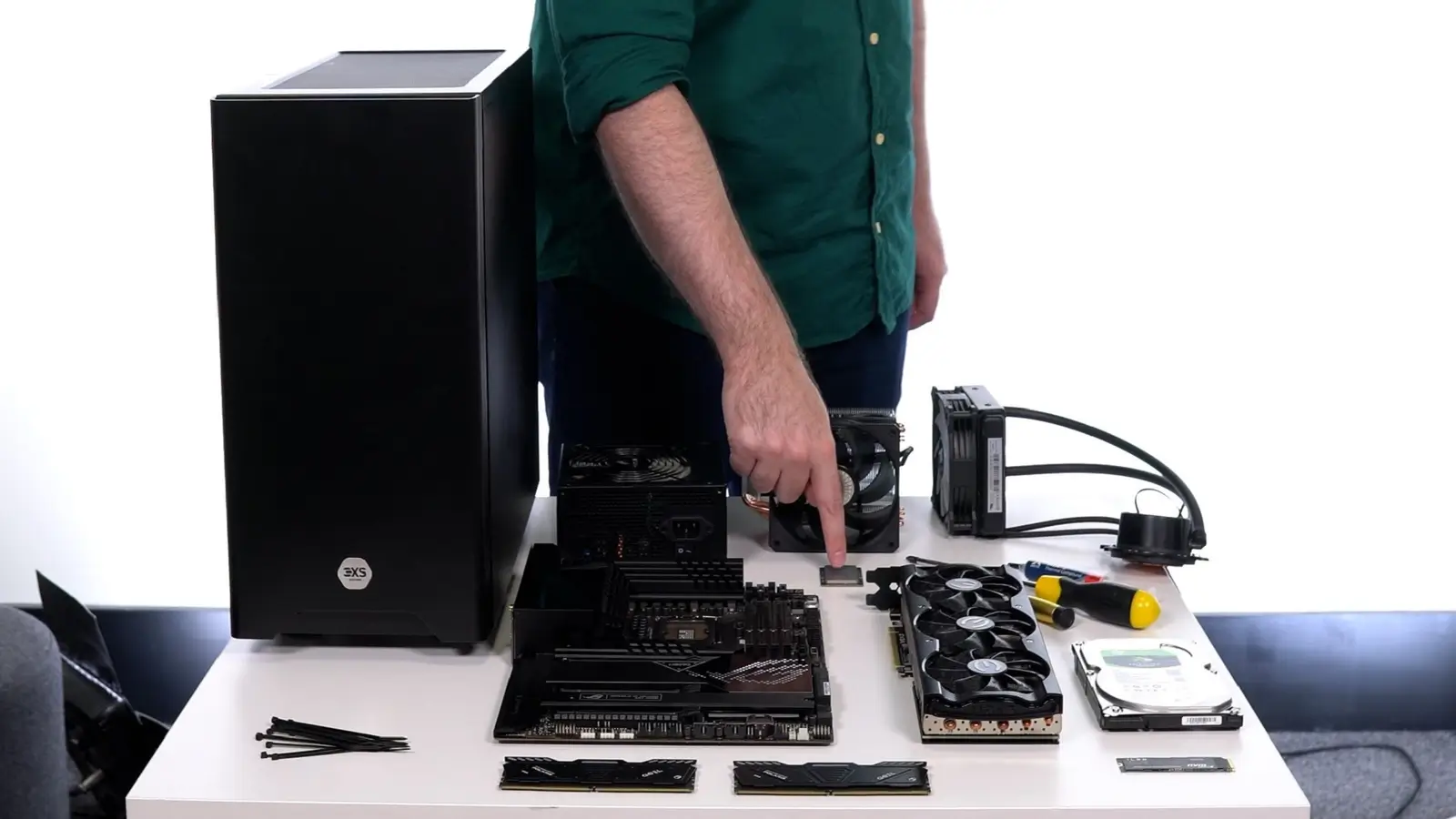 RGB aydınlatmalı üst düzey bir oyuncu bilgisayarı.